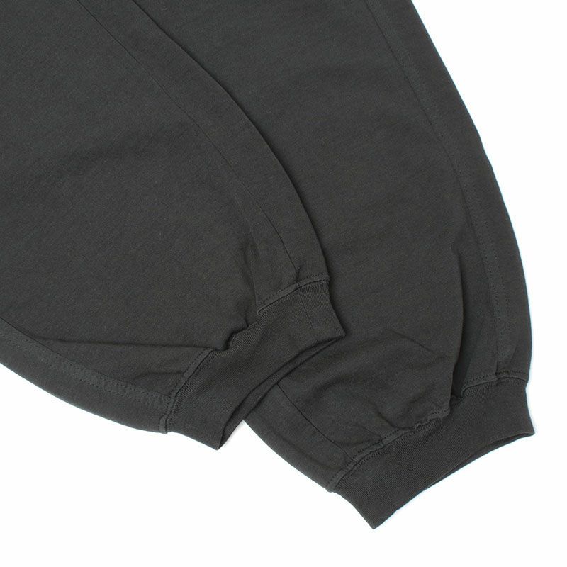 裾は軽くリブになっています