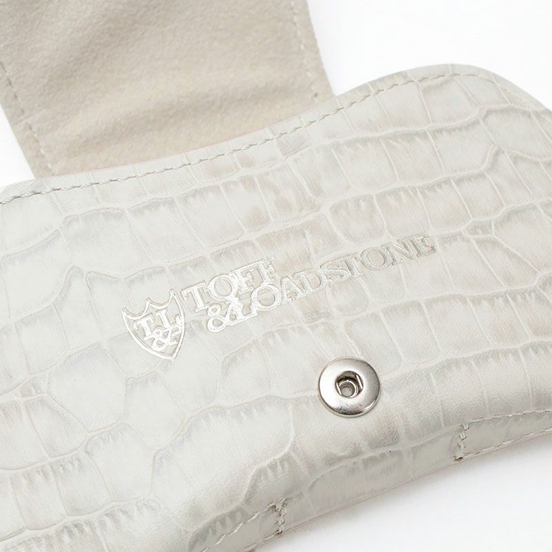 スナップ開閉と素材感