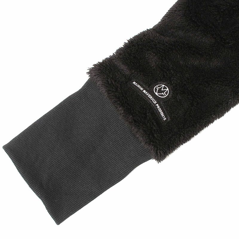 袖のリブとロゴ